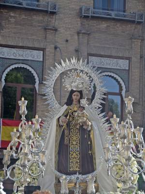 La Virgen del Carmen de Triana navega por el Guadalquivir en una jornada de profunda tradición marinera en Sevilla 