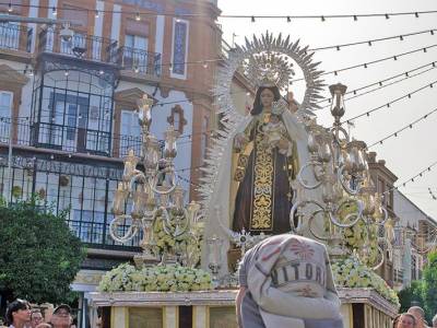 La Virgen del Carmen del Puente de Triana vuelve a surcar el Guadalquivir en una de las grandes estampas de la devoción marinera sevillana