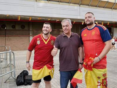 Sevilla celebra con entusiasmo y civismo la victoria de España