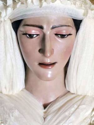 María Santísima de la Esperanza, ataviada para el tiempo estival 