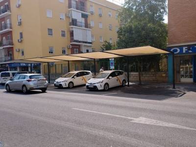 El Ayuntamiento instala toldos en la parada de taxis del hospital Virgen del Rocío, las primeras de toda la ciudad