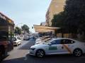 Sevilla mejora la parada de taxis del Hospital Virgen del Rocío con nuevos elementos de protección frente al sol 