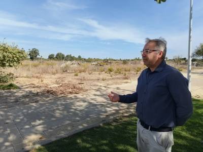 El edil de Urbanismo, Pepe Mellado (IU), anuncia el proyecto para construir 75 VPO en Costa Ballena Chipiona