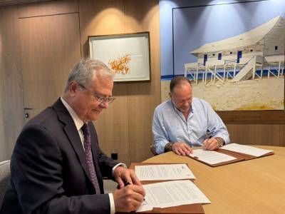 Firma de la renovación del convenio entre la Fundación Caja Rural del Sur y la Hermandad de la Santa Caridad de Sevilla.