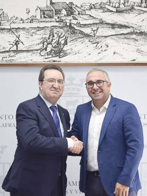 Firma del convenio entre el Ayuntamiento de Los Palacios y Villafranca y la Fundación Caja Rural de Utrera.