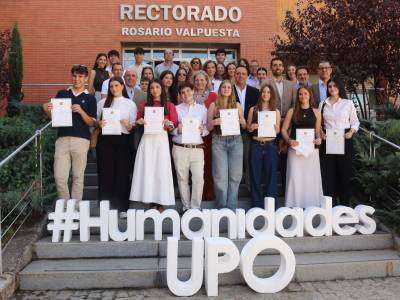 Entrega del XII Premio Humanitas ante el Rectorado de la Universidad Pablo de Olavide.