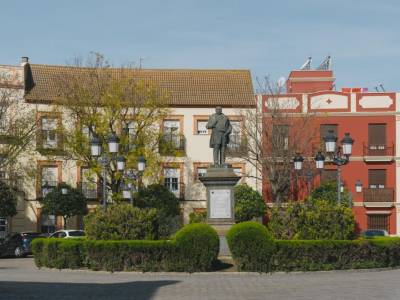Rotonda de la plaza de España de Utrera, con la estatua de Clemente de la Cuadra.