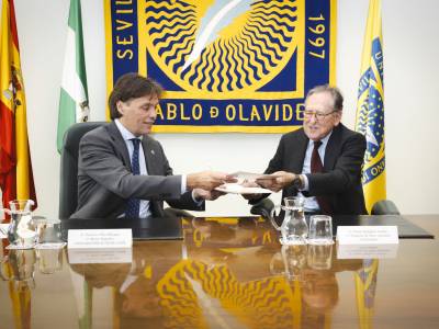Firma del convenio entre la Universidad Pablo de Olavide y Banco Santander, con el rector Francisco Oliva y el presidente de Santander Universidades, Matías Rodríguez Inciarte.