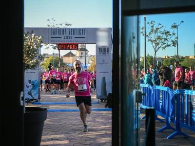 Llegada de un corredor en la Carrera Vertical de 2025 (imagen de la edición anterior)